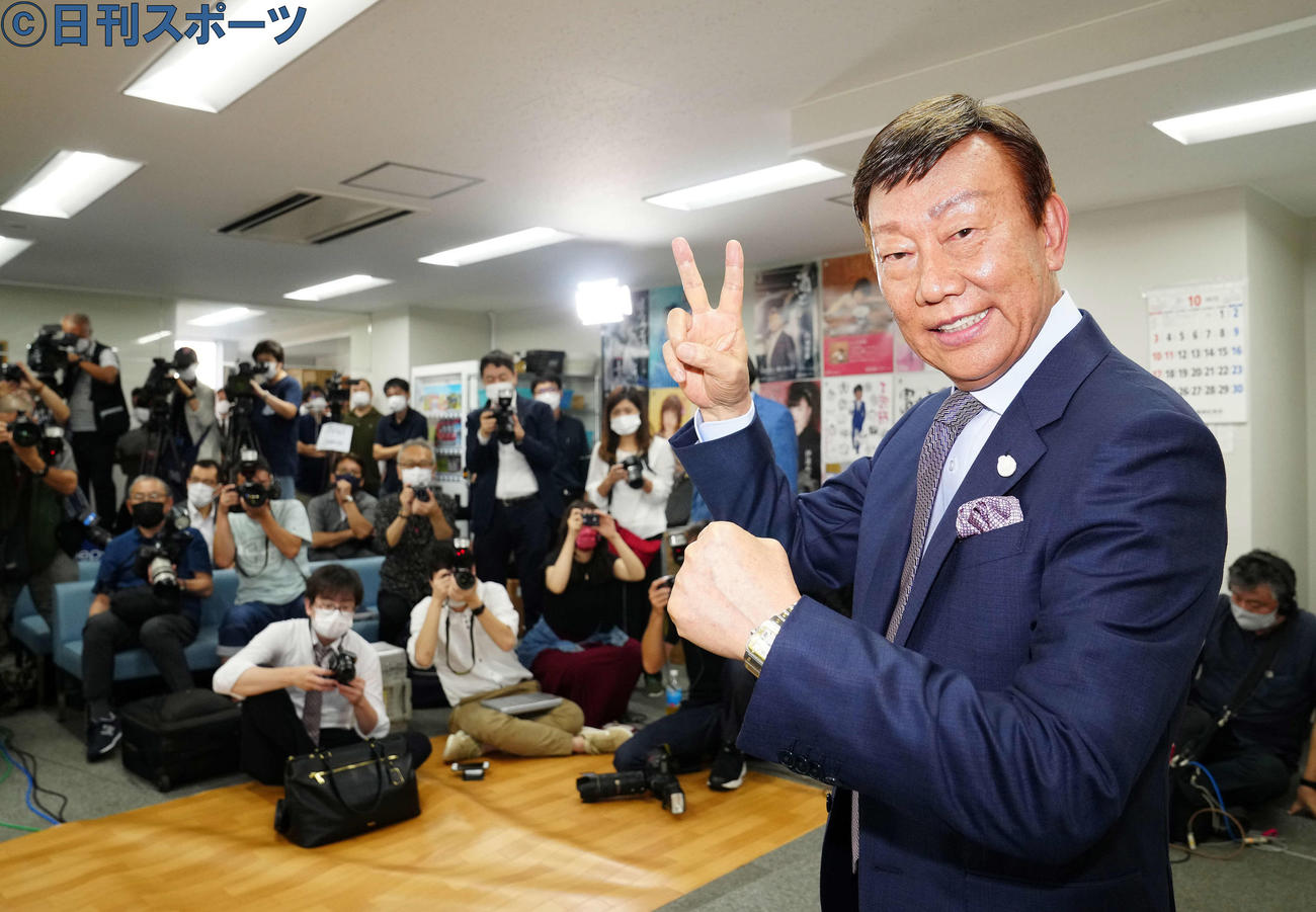 2年後の歌手引退を発表しポーズを決める橋幸夫（撮影・江口和貴）