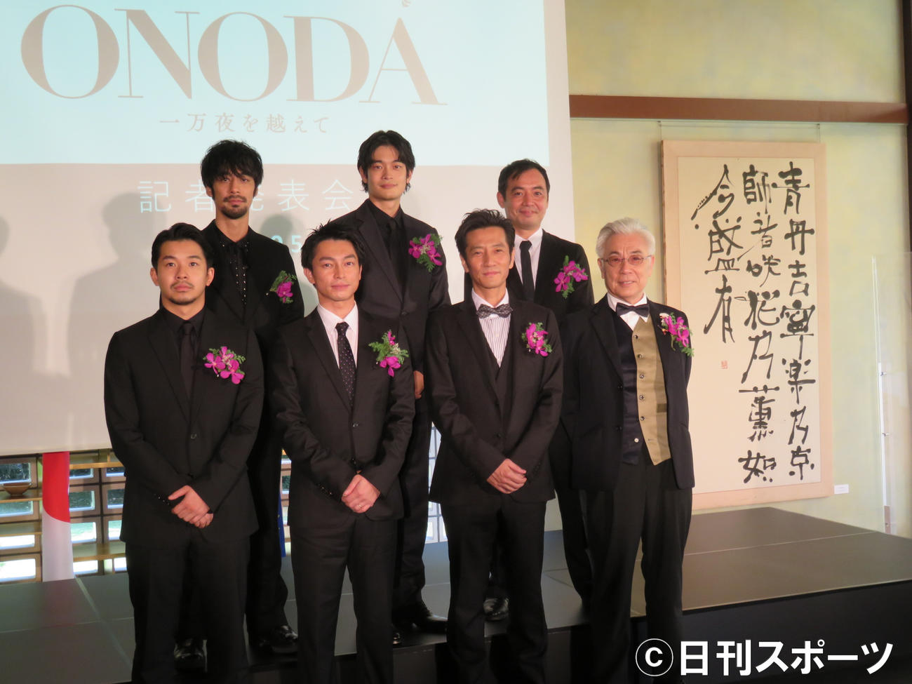 映画「ONODA」の公開直前会見。（前列左から）仲野太賀、遠藤雄弥、津田寛治、イッセー尾形、（後列左から）カトウシンスケ、井之脇海、松浦祐也