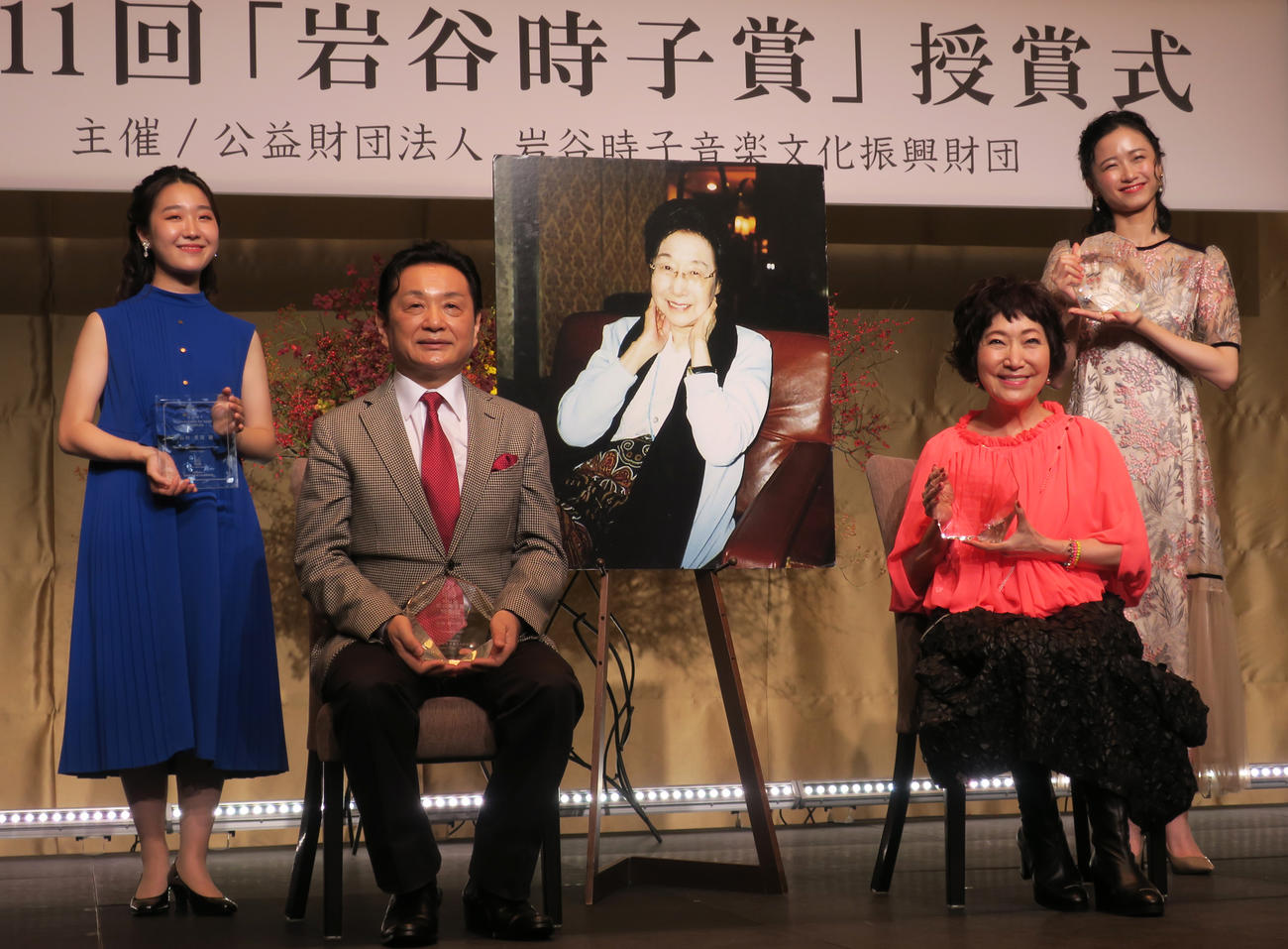 第11回「岩谷時子賞」授賞式で。左から、石川美羽、小池修一郎、森山良子、木下晴香