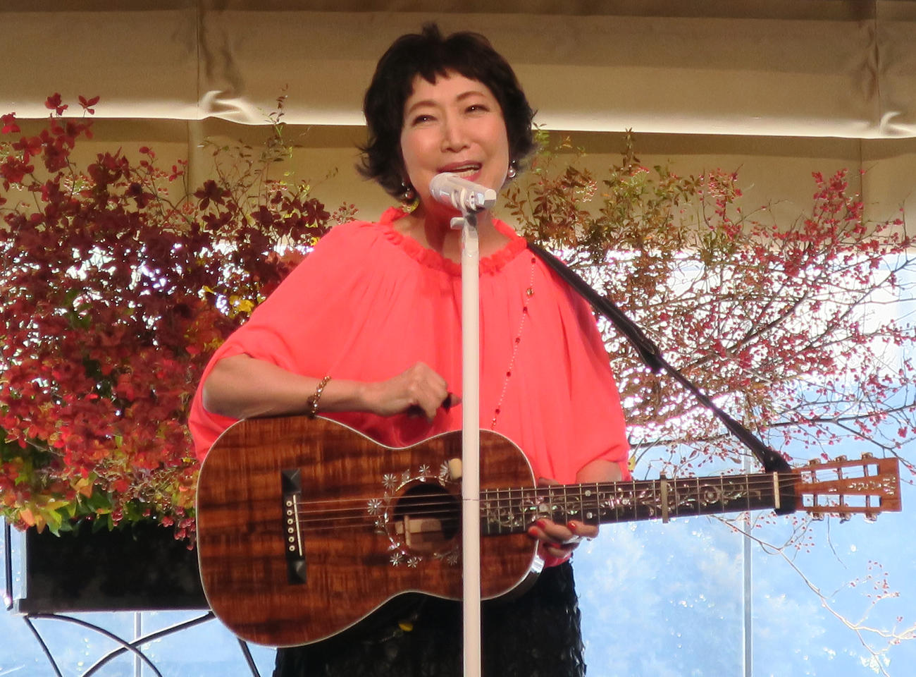 第11回「岩谷時子賞」を受賞し、ヒット曲「涙そうそう」を披露する森山良子