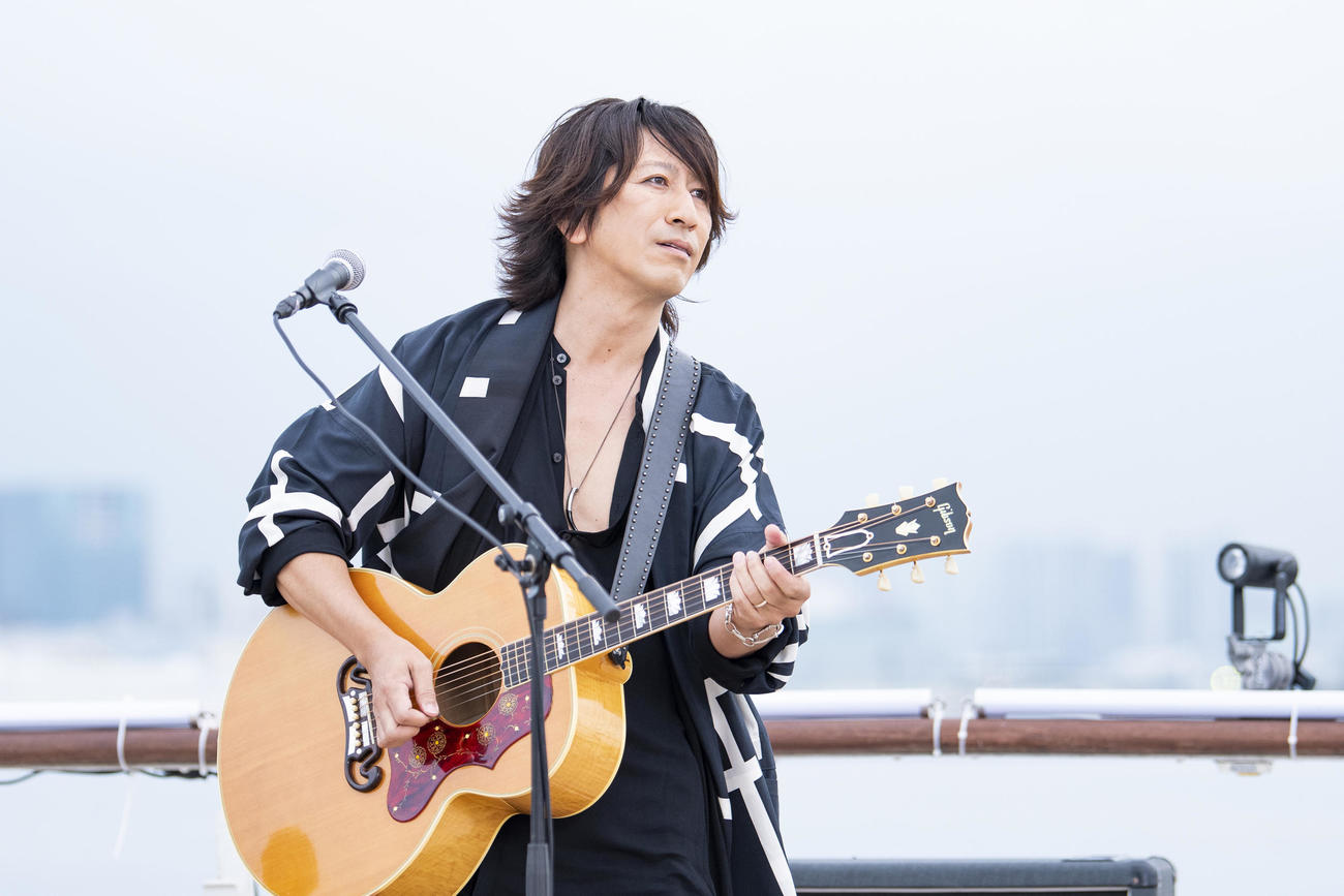 初の船上ライブを配信するGLAYのTAKURO