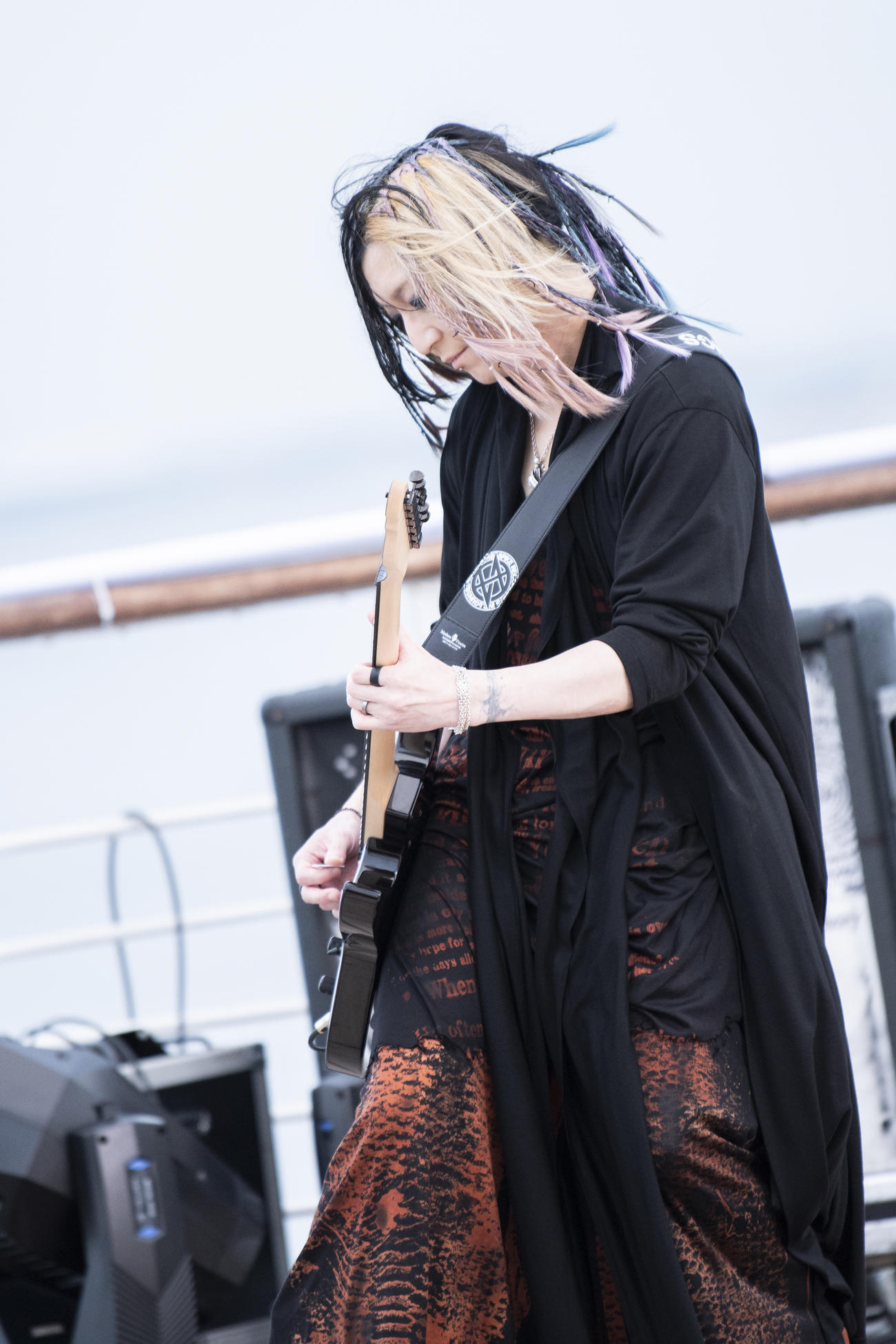 初の船上ライブを配信するGLAYのHISASHI