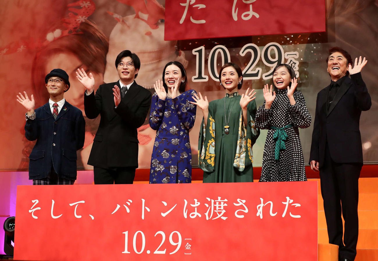 「そして、バトンは渡された」のジャパンプレミアでカメラに向かって手を振る、左から前田哲監督、田中圭、永野芽郁、石原さとみ、稲垣来泉、市村正親（撮影・丹羽敏通）