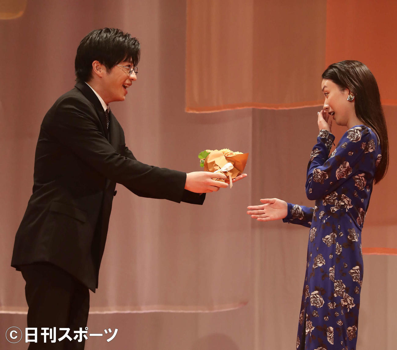 父親役の田中圭（左）からのブーケのプレゼントに驚く永野芽郁（撮影・丹羽敏通）
