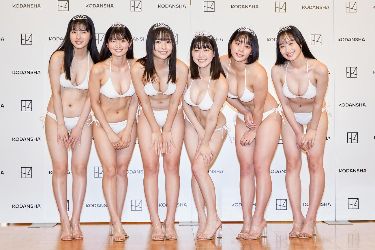 「ミスマガジン2021」の各賞を受賞した、左から内藤花恋、大島璃乃、天野きき、和泉芳怜、山岡雅弥、辻優衣