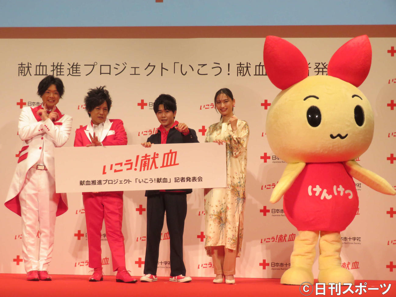 献血プロジェクト「いこう！　献血」記者発表会で
クイズに答える、左からぺこぱのシュウペイ、松陰寺太勇、鈴木福、大政絢、けんけつちゃん（撮影・村上幸将）