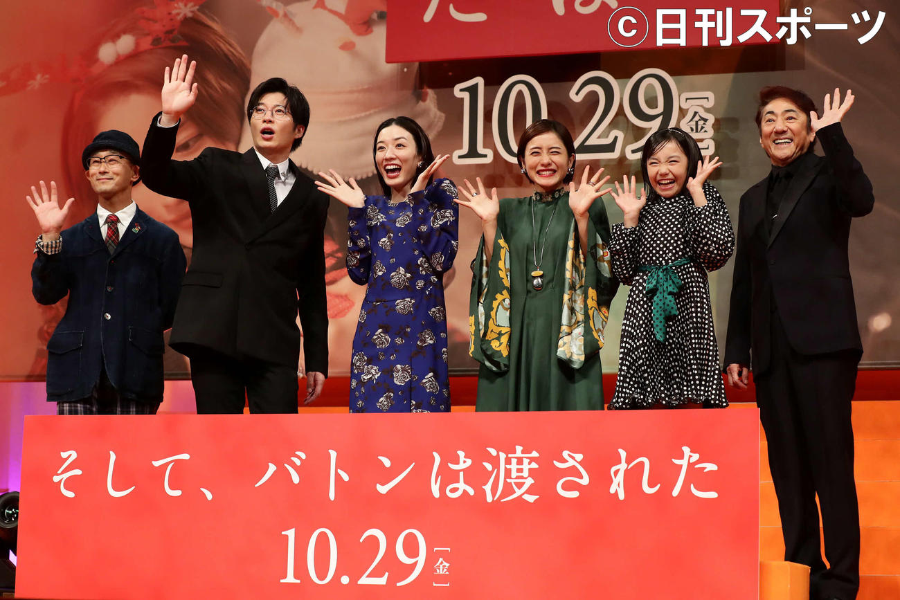 映画「そして、バトンは渡された」のジャパンプレミアでカメラに向かって手を振る、左から前田哲監督、田中圭、永野芽郁、石原さとみ、稲垣来泉、市村正親（撮影・丹羽敏通）