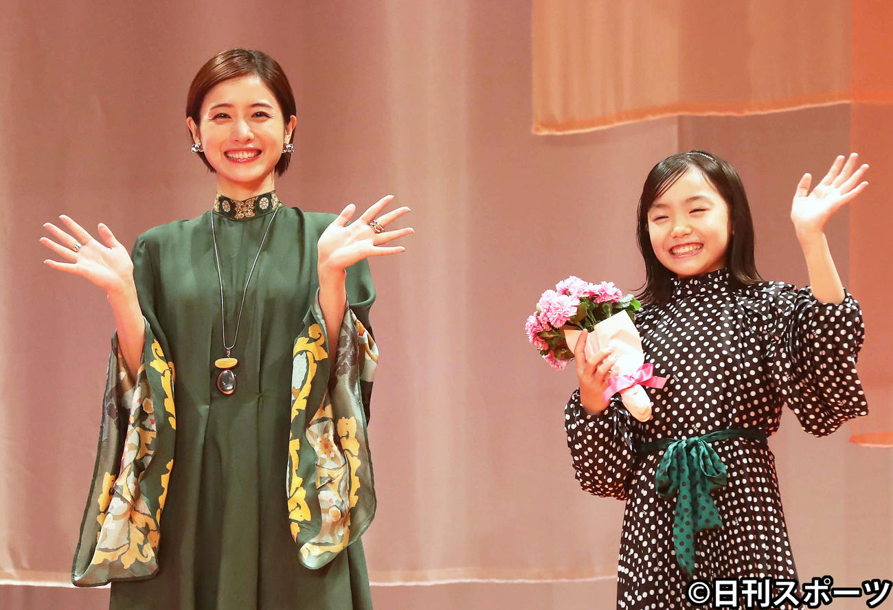 親子役を演じた石原さとみ（左）と稲垣来泉（撮影・丹羽敏通）