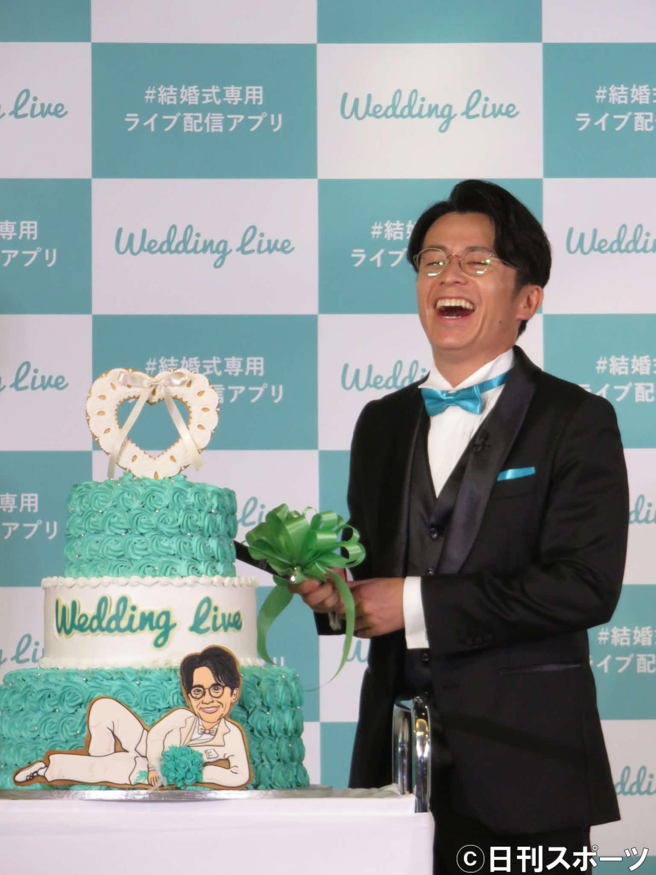 結婚式専用ライブ配信アプリ「Wedding Live」の会見でケーキに入刀する藤森慎吾