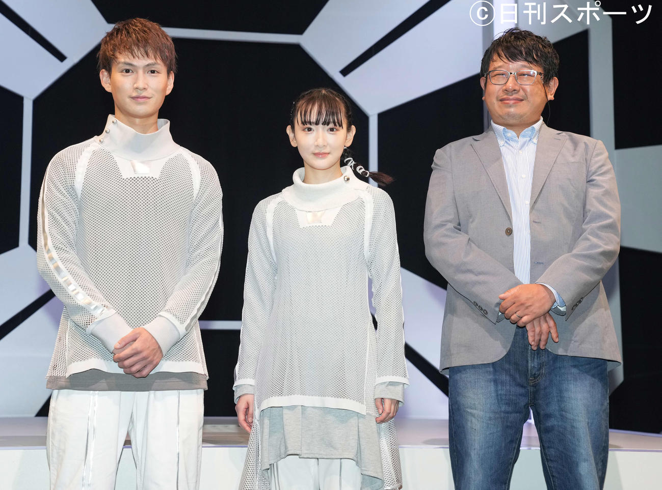 「僕とメリーヴェルの7322個の愛」公開ゲネプロ前の囲み取材で写真に納まる、左から松田凌、生駒里奈、演出の毛利亘宏氏（撮影・鈴木みどり）