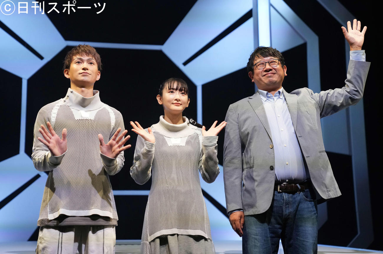 「僕とメリーヴェルの7322個の愛」公開ゲネプロ前の囲み取材で手を振る、左から松田凌、生駒里奈、演出の毛利亘宏氏（撮影・鈴木みどり）