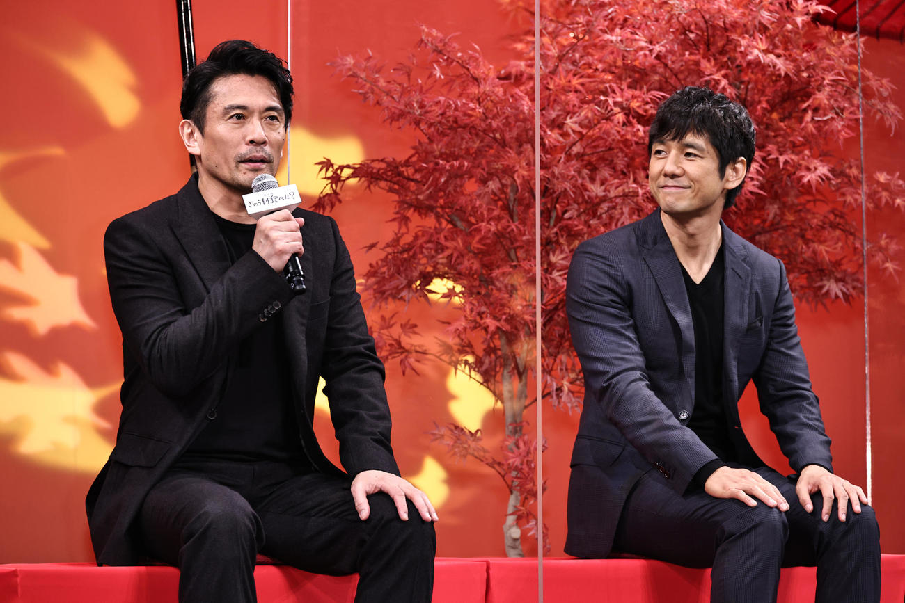 劇場版「きのう何食べた？」完成報告会を行った内野聖陽（左）と西島秀俊（撮影・中島郁夫）
