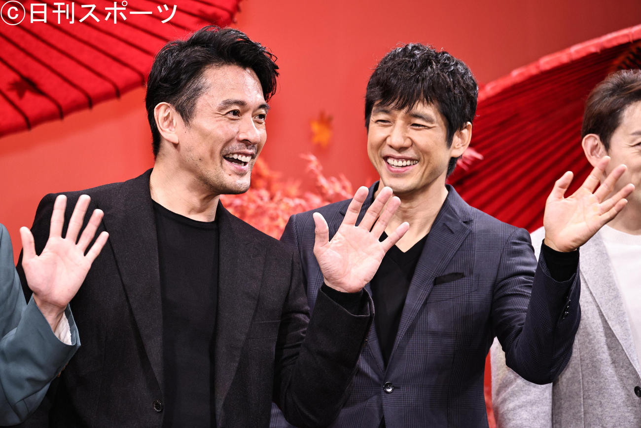 劇場版「きのう何食べた？」完成報告会を行った内野聖陽（左）と西島秀俊（撮影・中島郁夫）