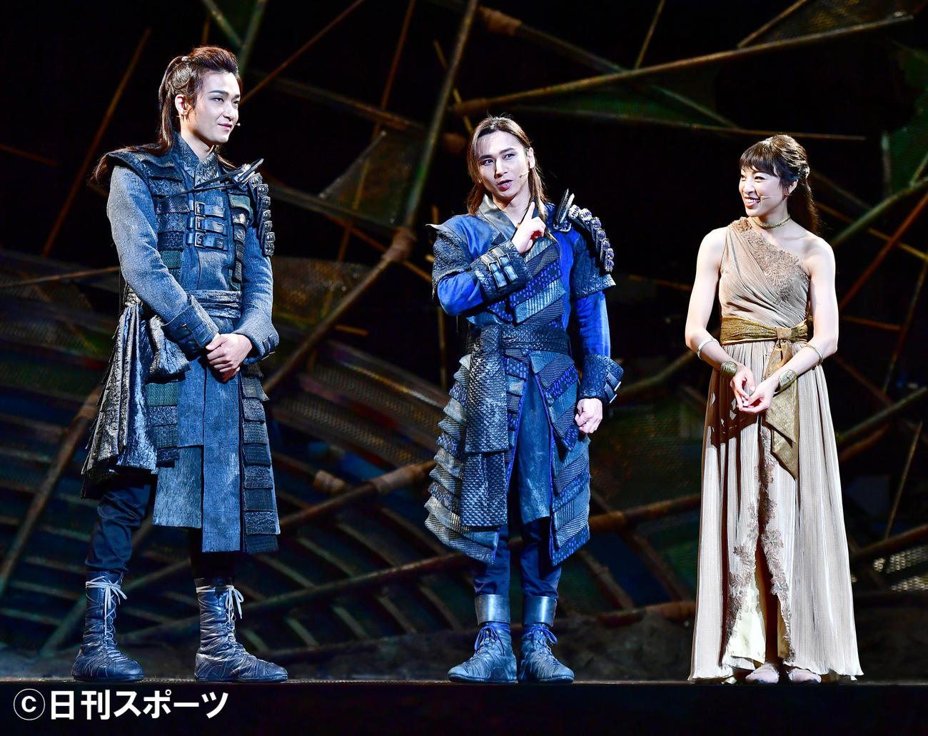 ミュージカル「ナイツ・テイルー騎士物語ー」の囲み取材に臨む、左から井上芳雄、堂本光一、音月桂（撮影・小沢裕）