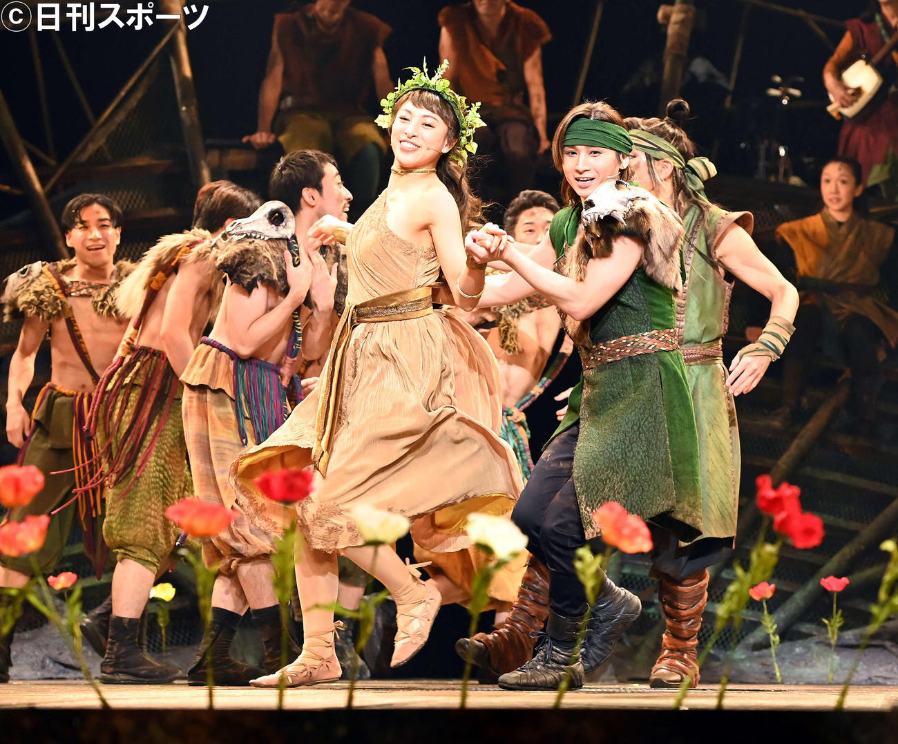 ミュージカル「ナイツ・テイル－騎士物語－」で音月桂（左）と息の合った演技を見せる堂本光一（撮影・たえ見朱実）