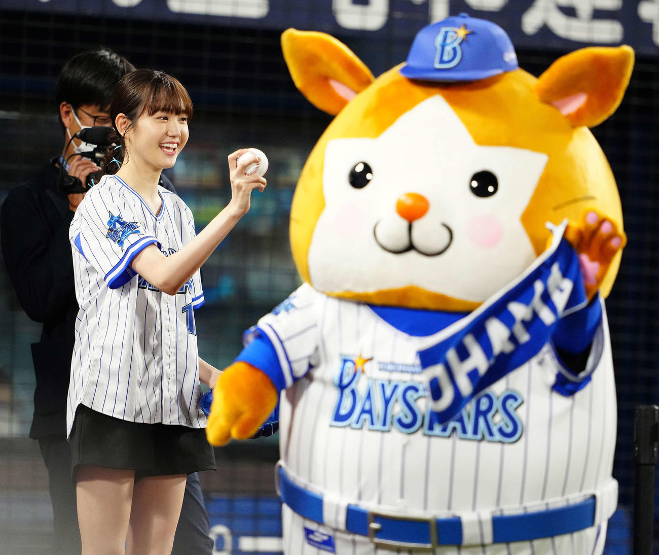 DeNA対阪神　始球式を待つ尾碕真花（左）（撮影・江口和貴）