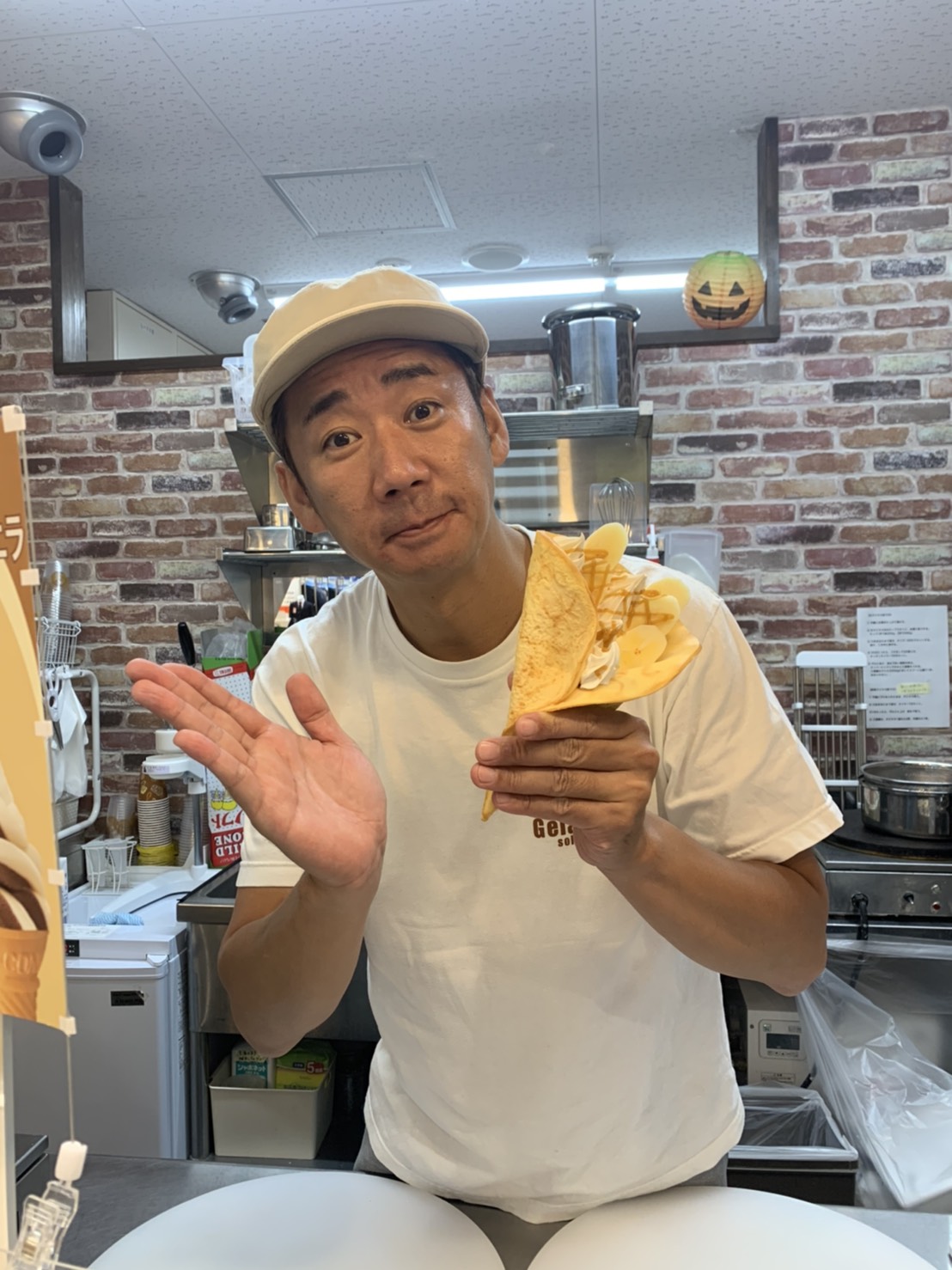 自身がオーナーのクレープ店で働くやまもとまさみ