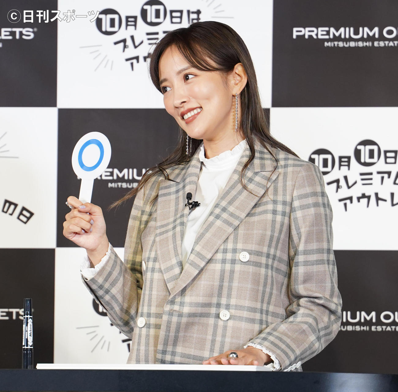 「プレミアム・アウトレットの日　アンバサダー就任発表会」に出席し、クイズに参加する夏菜（撮影・佐藤勝亮）