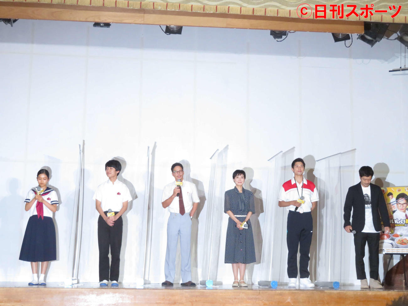 「おいしい給食　season2」会見に登壇した、左からた山崎玲奈、佐藤大志、市原隼人、土村芳、勇翔、綾部慎弥監督（撮影・村上幸将）