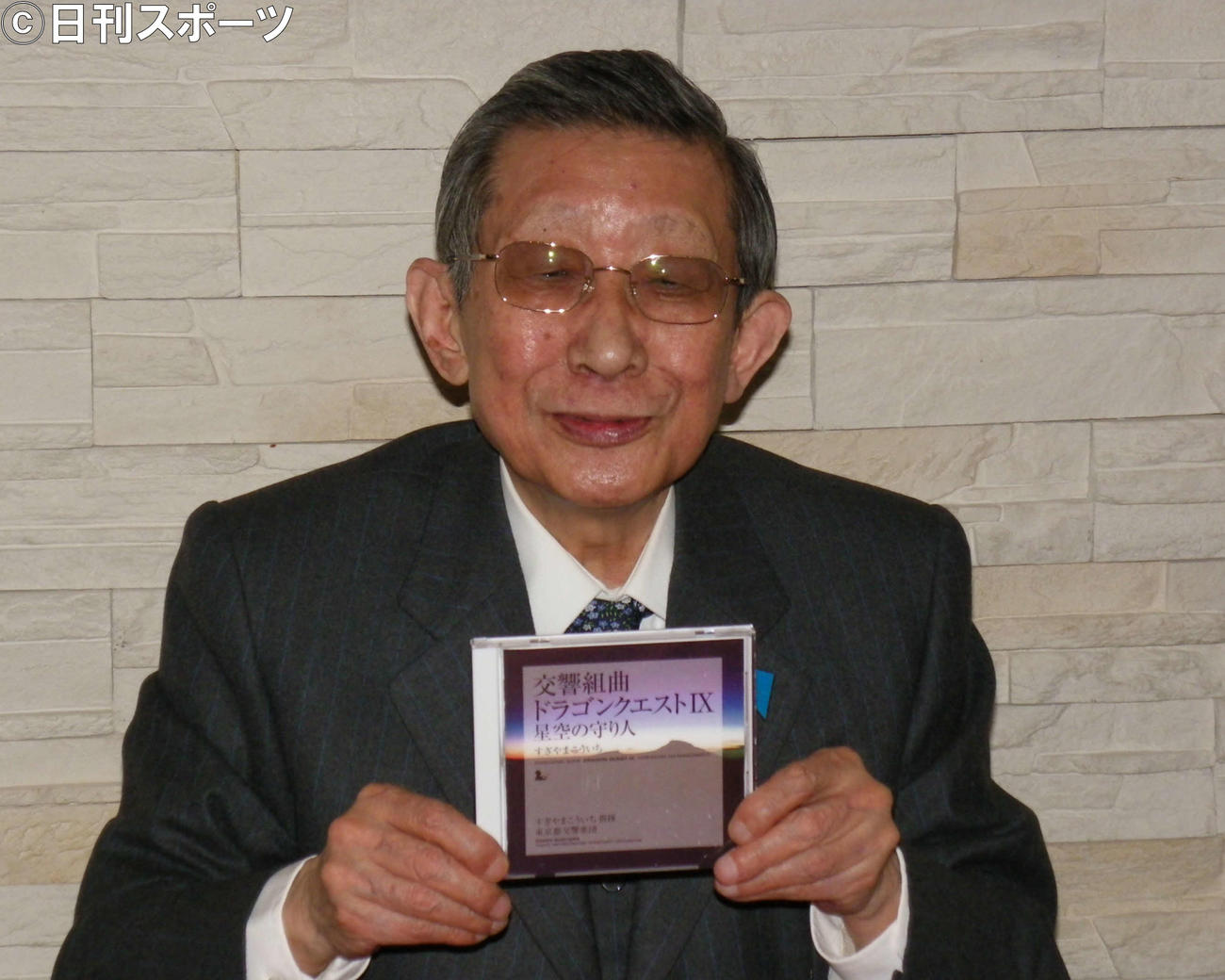 2010年2月　交響組曲「ドラゴンクエスト9　星空の守り人」試聴会　CDを手にするすぎやまこういちさん