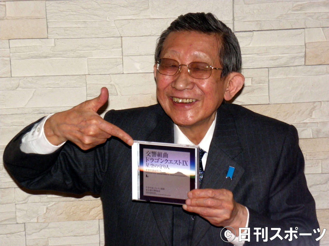 交響組曲「ドラゴンクエスト9　星空の守り人」試聴会　CDをPRする、すぎやまこういちさん（2010年2月撮影）