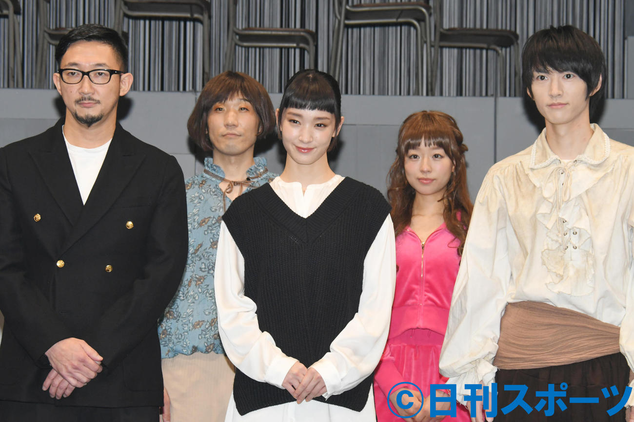 舞台「2つの『ヒ』キゲキ」の取材会で、記念撮影する左から演出・脚本の矢島弘一、宮下貴浩、剛力彩芽、真凜、和田雅成（撮影・酒井清司）
