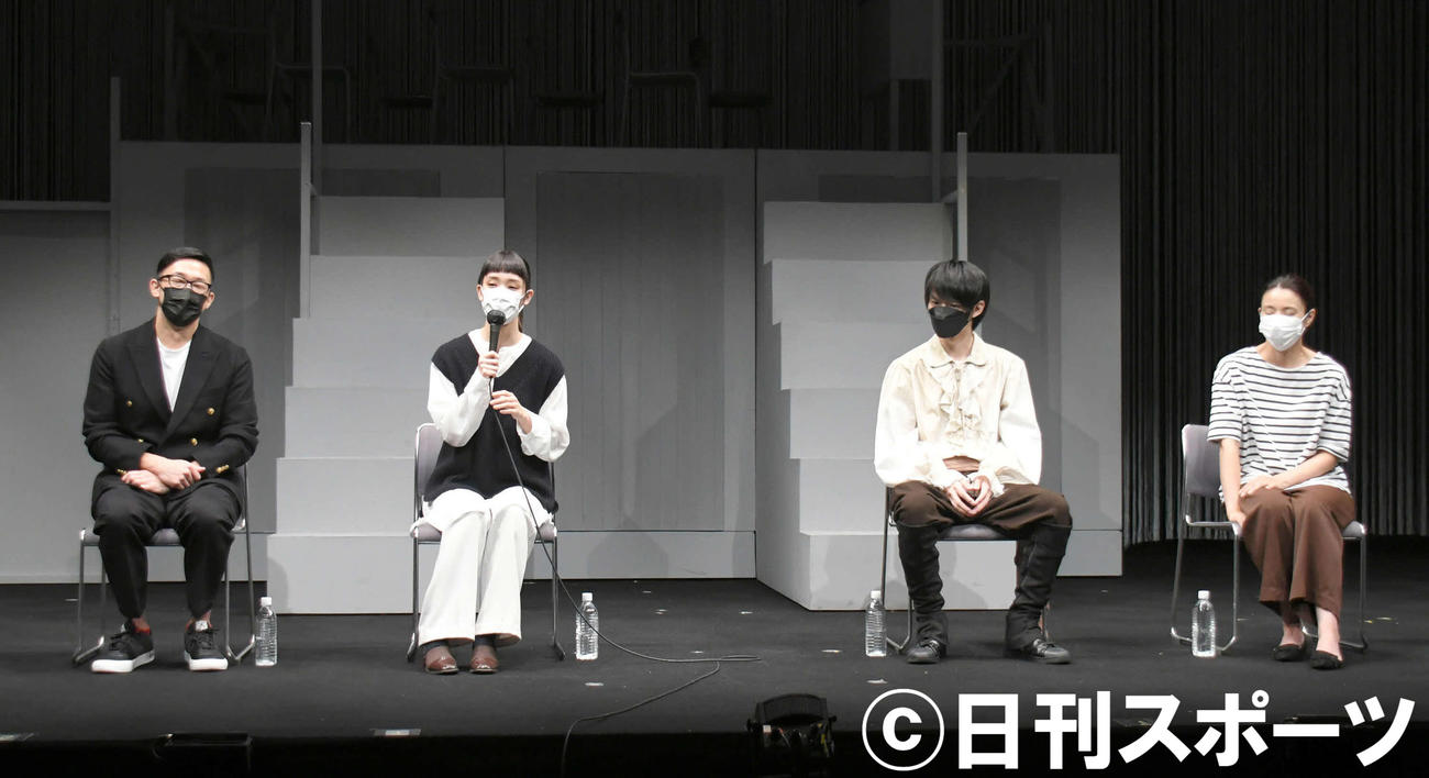 舞台「2つの『ヒ』キゲキ」の取材会で会見する、左から演出・脚本の矢島弘一、剛力彩芽、和田雅成、水野美紀（撮影・酒井清司）