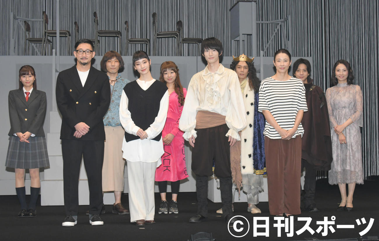 舞台「2つの『ヒ』キゲキ」の取材会で、記念撮影する左から水原ゆき、演出・脚本の矢島弘一、宮下貴浩、剛力彩芽、真凜、和田雅成、富田翔、水野美紀、椎名鯛造、福田ユミ（撮影・酒井清司）