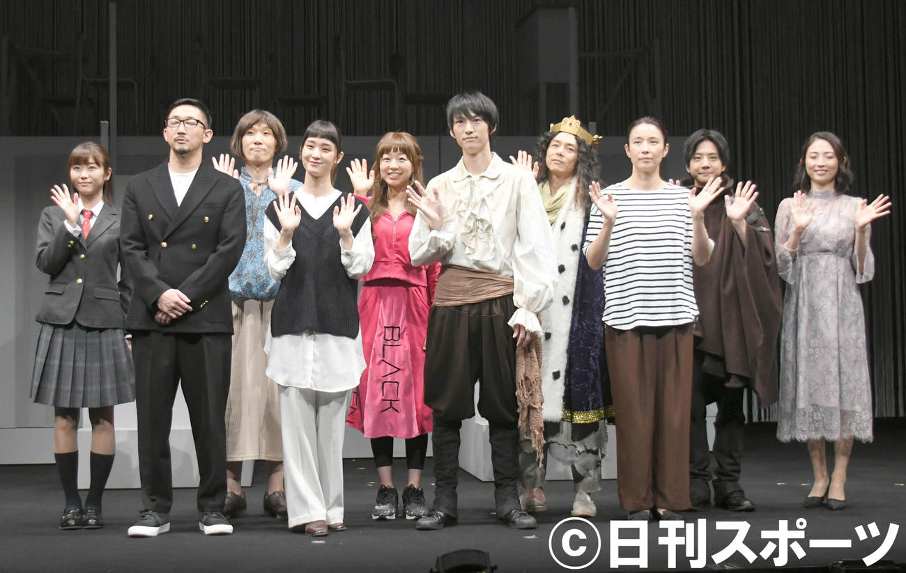 舞台「2つの『ヒ』キゲキ」の取材会で、記念撮影する左から水原ゆき、演出・脚本の矢島弘一、宮下貴浩、剛力彩芽、真凜、和田雅成、富田翔、水野美紀、椎名鯛造、福田ユミ（撮影・酒井清司）