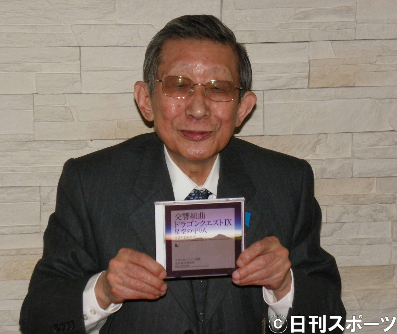 交響組曲「ドラゴンクエスト9　星空の守り人」試聴会　CDをPRするすぎやまこういちさん（2010年2月撮影）
