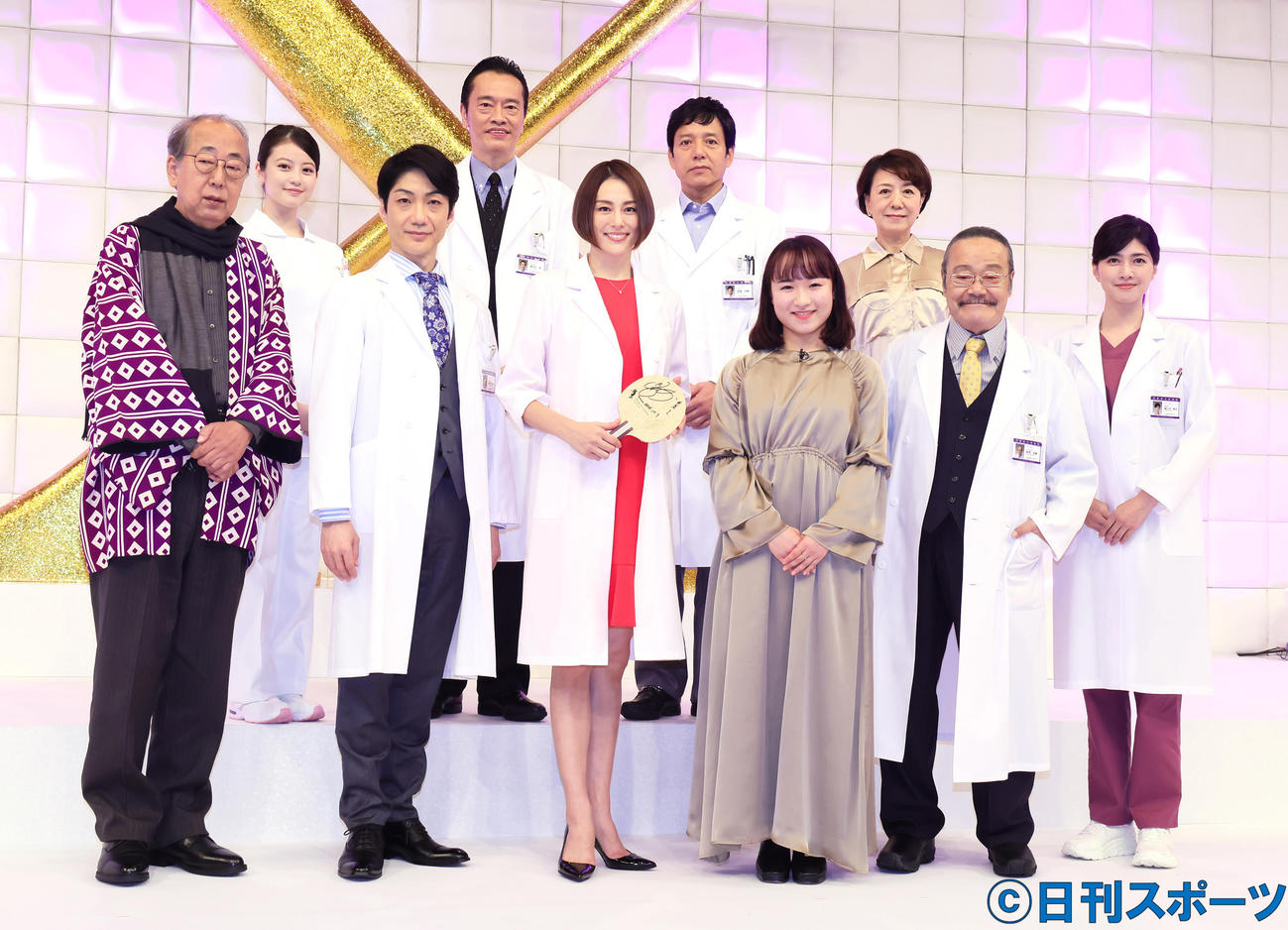 笑顔で撮影に臨む米倉涼子（前列中央左）、サプライズゲストの卓球・伊藤美誠（同右）ら。前列左から岸部一徳、野村萬斎、2人おいて西田敏行、内田有紀、後列左から今田美桜、遠藤憲一、勝村政信、脚本家の中園ミホ氏（撮影・足立雅史）