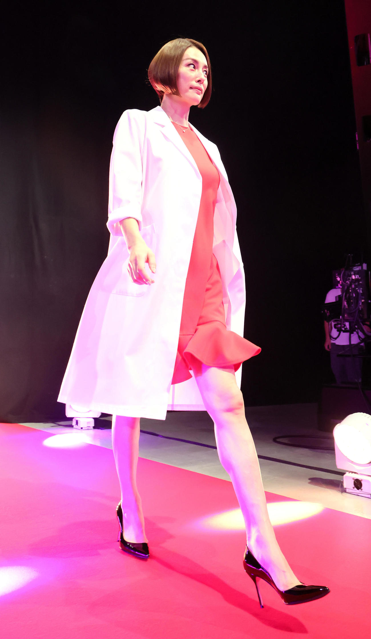 レッドカーペットをさっそうと歩き登場した米倉涼子（撮影・足立雅史）