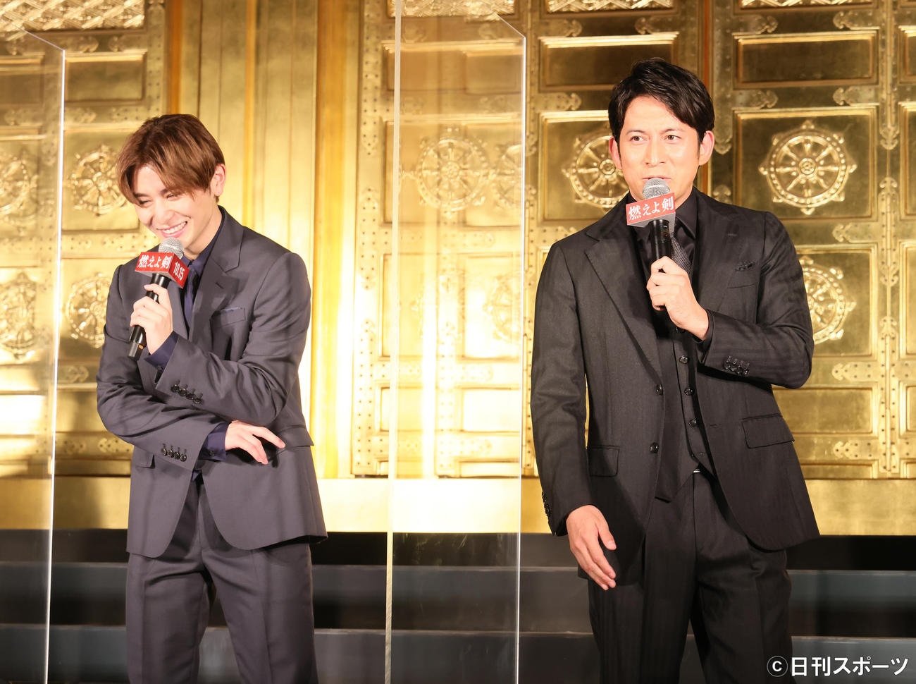 映画「燃えよ剣」のエピソードを笑顔で語った山田涼介（左）と岡田准一（撮影・足立雅史）