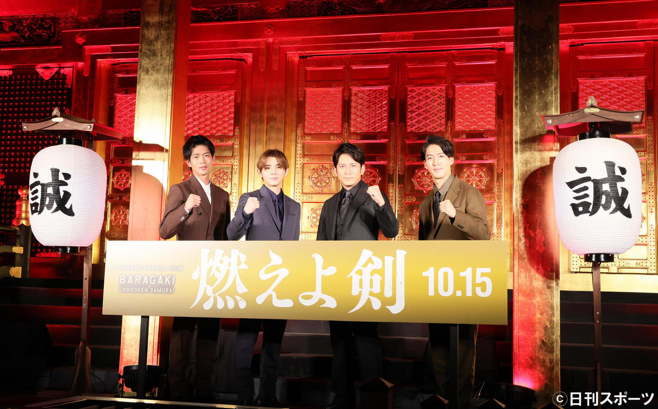 ライトアップされた上野東照宮の社殿を背に写真撮影に臨む映画「燃えよ剣」の、左から松下洸平、山田涼介、岡田准一、尾上右近（撮影・足立雅史）