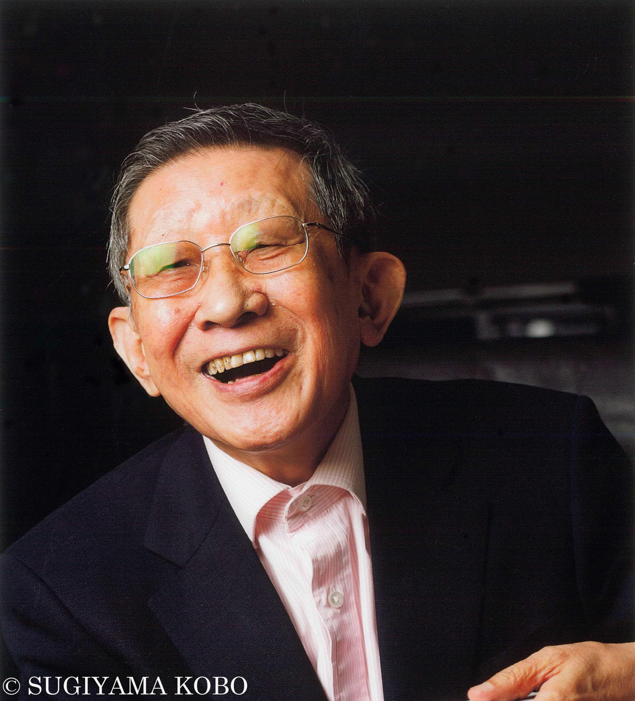 笑顔を見せるすぎやまこういちさん（C）SUGIYAMA KOBO