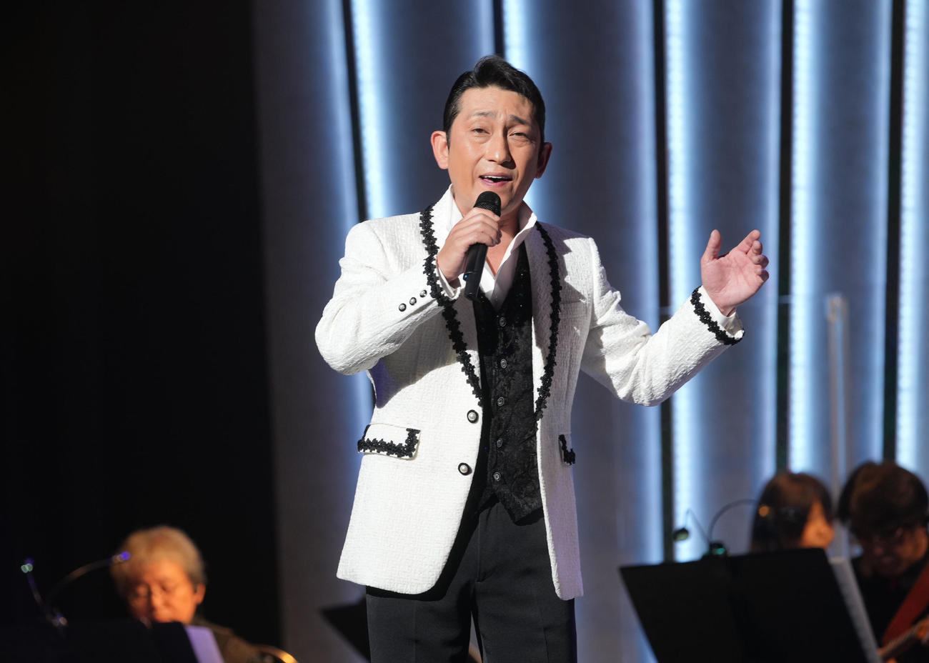 10周年コンサートで熱唱する福田こうへい