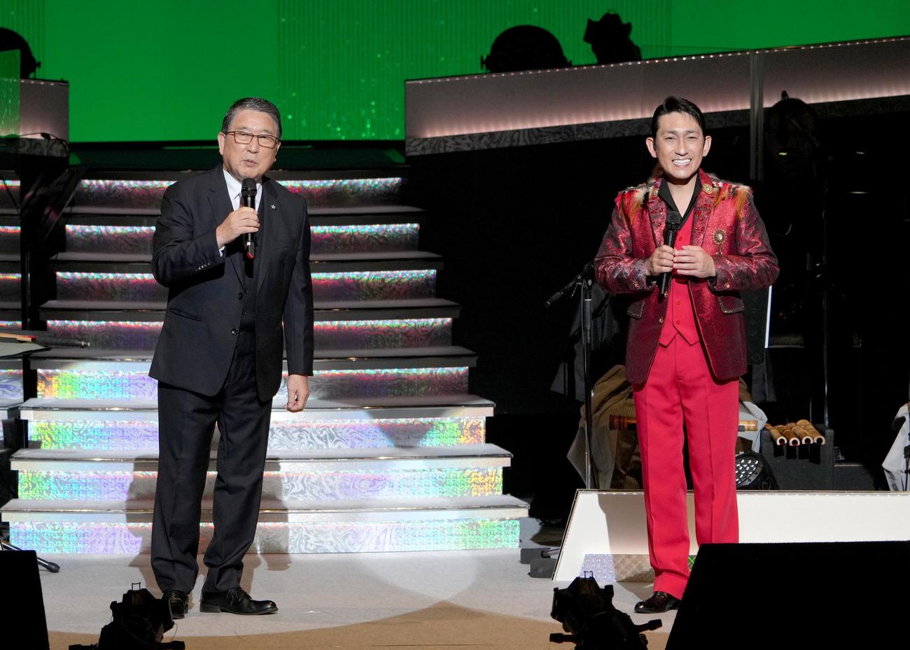 福田こうへい（右）の10周年コンサートにゲスト出演した徳光和夫（左）