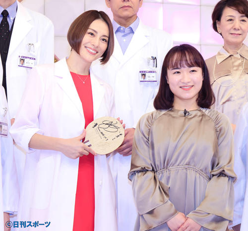 笑顔で撮影に臨む米倉涼子(左)とサプライズゲストで登場した卓球の伊藤(撮影・足立雅史)