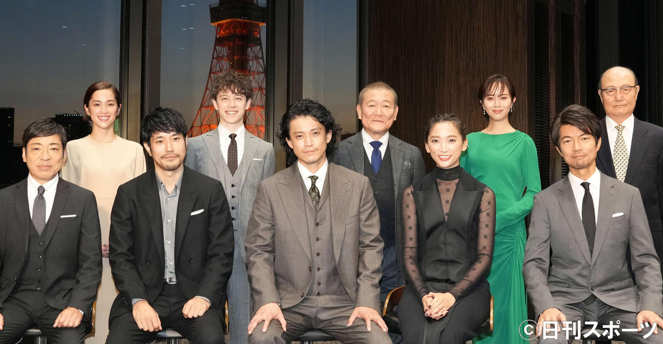21年10月3日、東京タワーをバックに写真に納まる「日本沈没－希望のひと－」の出演者たち