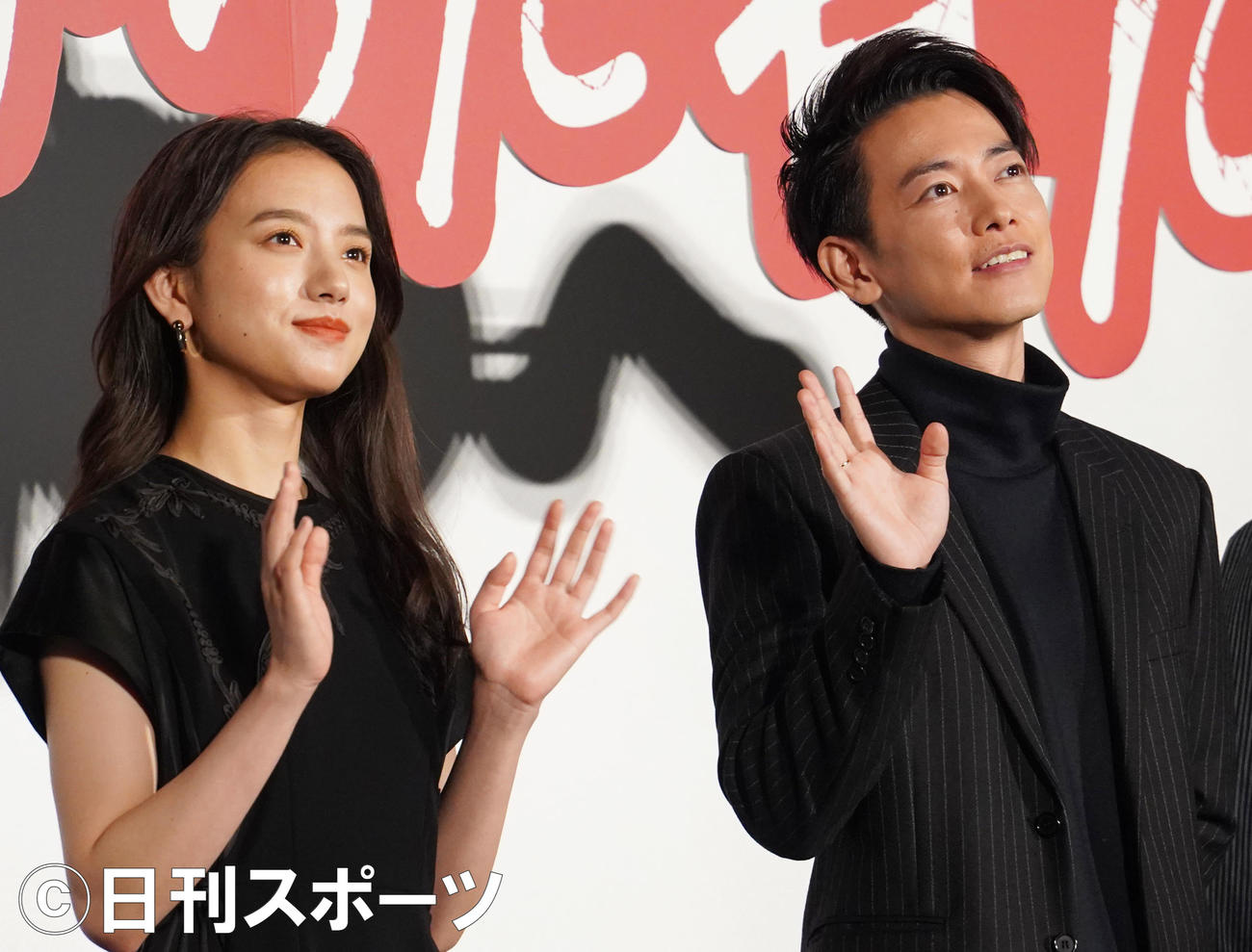イベントに登壇し、手を振る清原果耶（左）と佐藤健（撮影・佐藤勝亮）