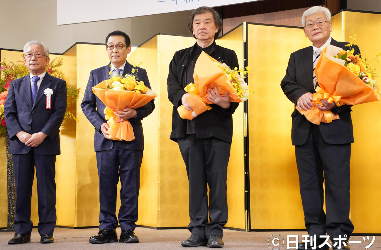 「澄和Futurist賞」の受賞者。左から2人目は、さだまさし（撮影・佐藤勝亮）