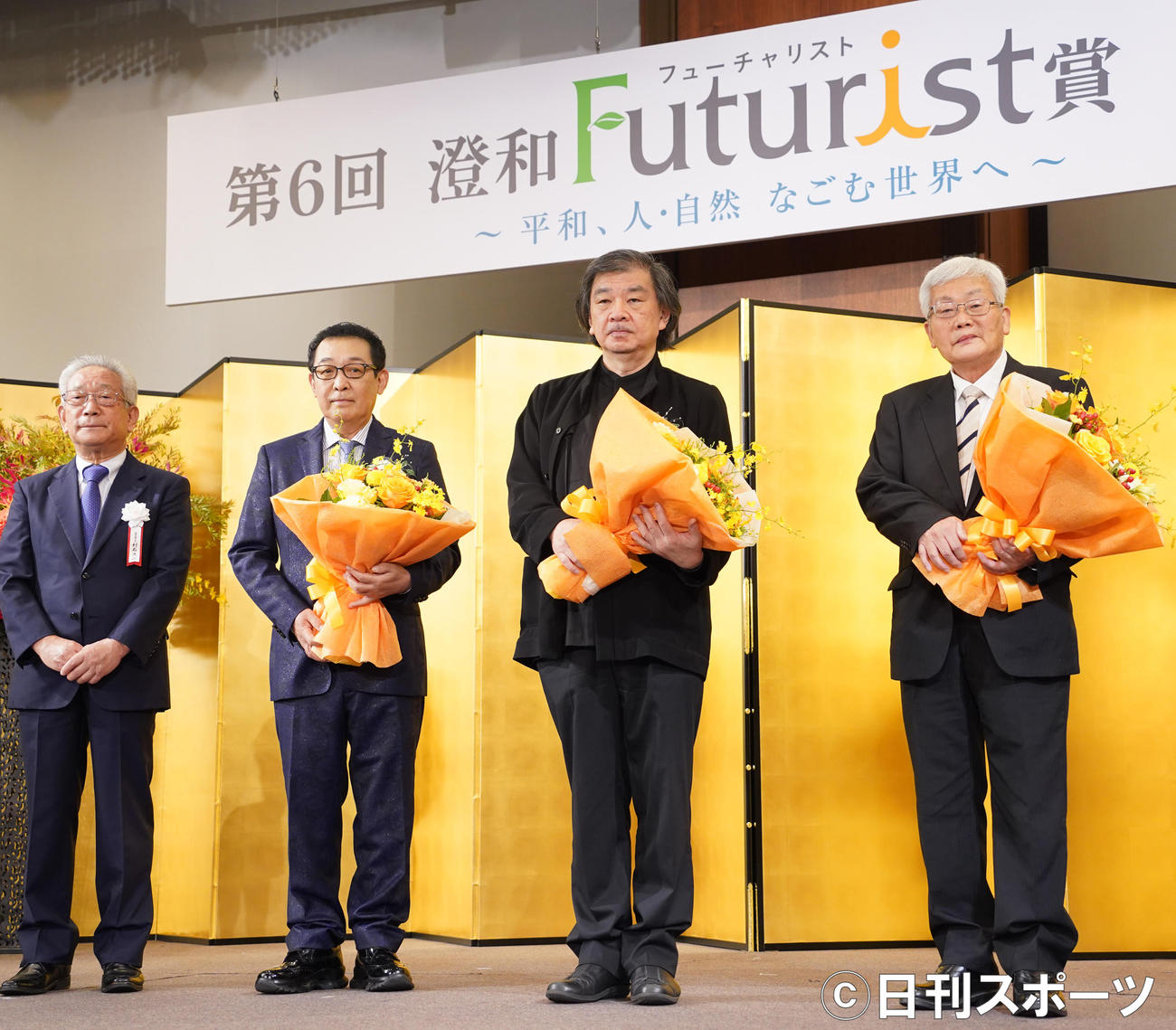 「澄和Futurist賞」の受賞者。左から2人目は、さだまさし（撮影・佐藤勝亮）
