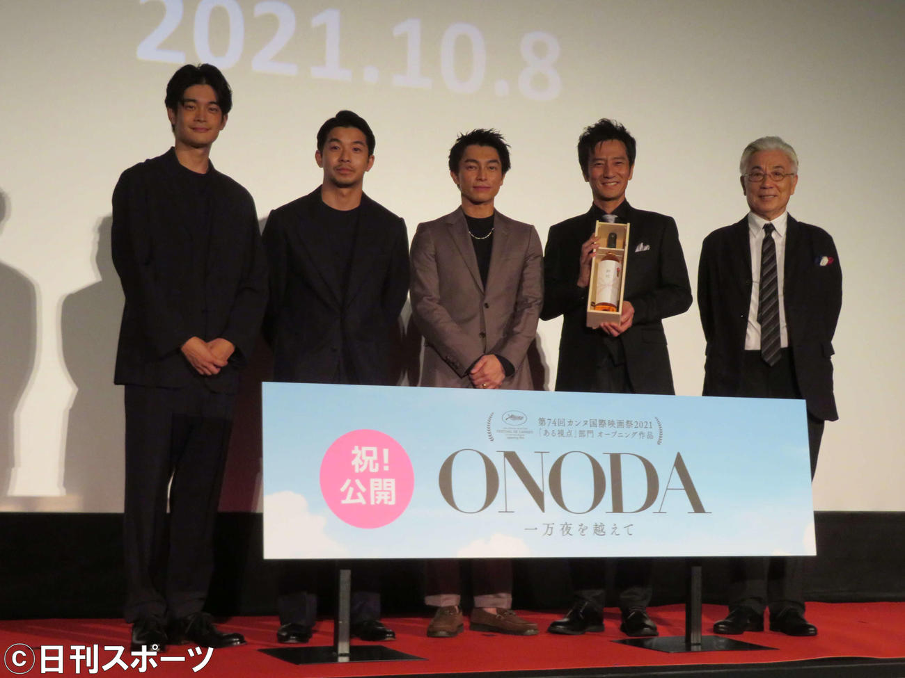 映画「ONODA　一万夜を超えて」初日舞台あいさつに登壇した、左から井之脇海、仲野太賀、遠藤雄弥、津田寛治、イッセー尾形（撮影・村上幸将）