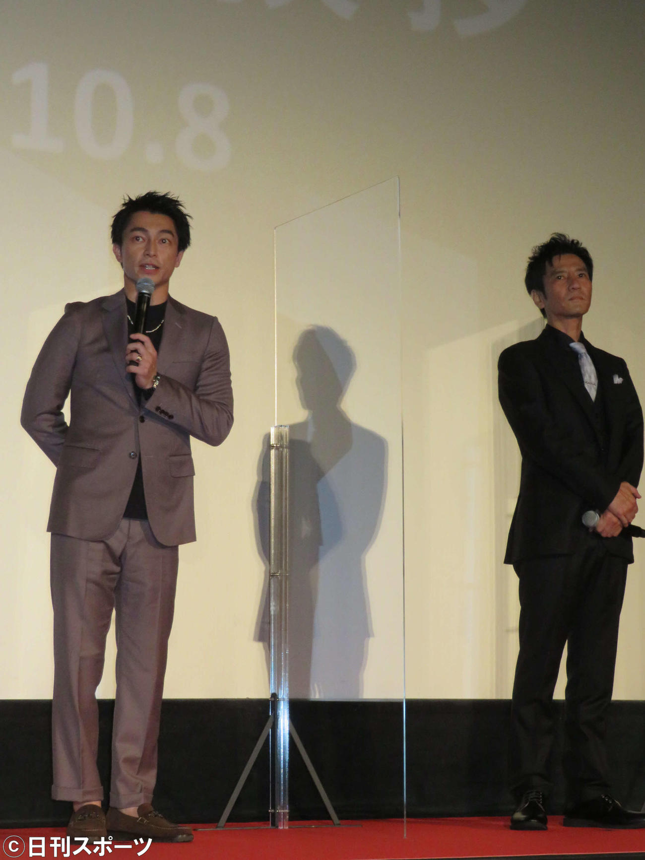 映画「ONODA　一万夜を超えて」初日舞台あいさつに登壇した、遠藤雄弥（左）と津田寛治（撮影・村上幸将）