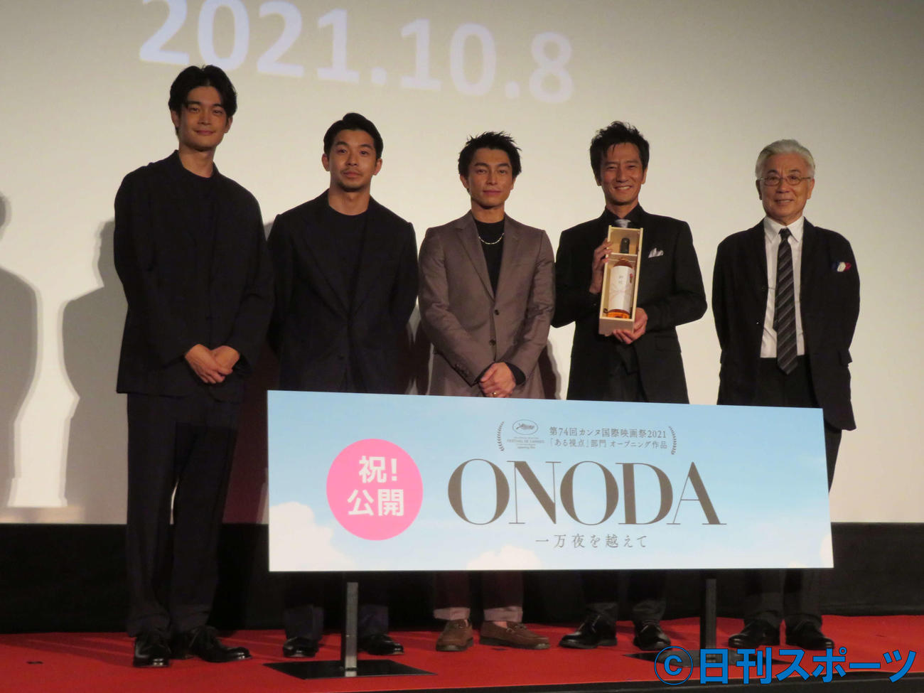 映画「ONODA　一万夜を超えて」初日舞台あいさつに登壇した、左から井之脇海、仲野太賀、遠藤雄弥、津田寛治、イッセー尾形（撮影・村上幸将）