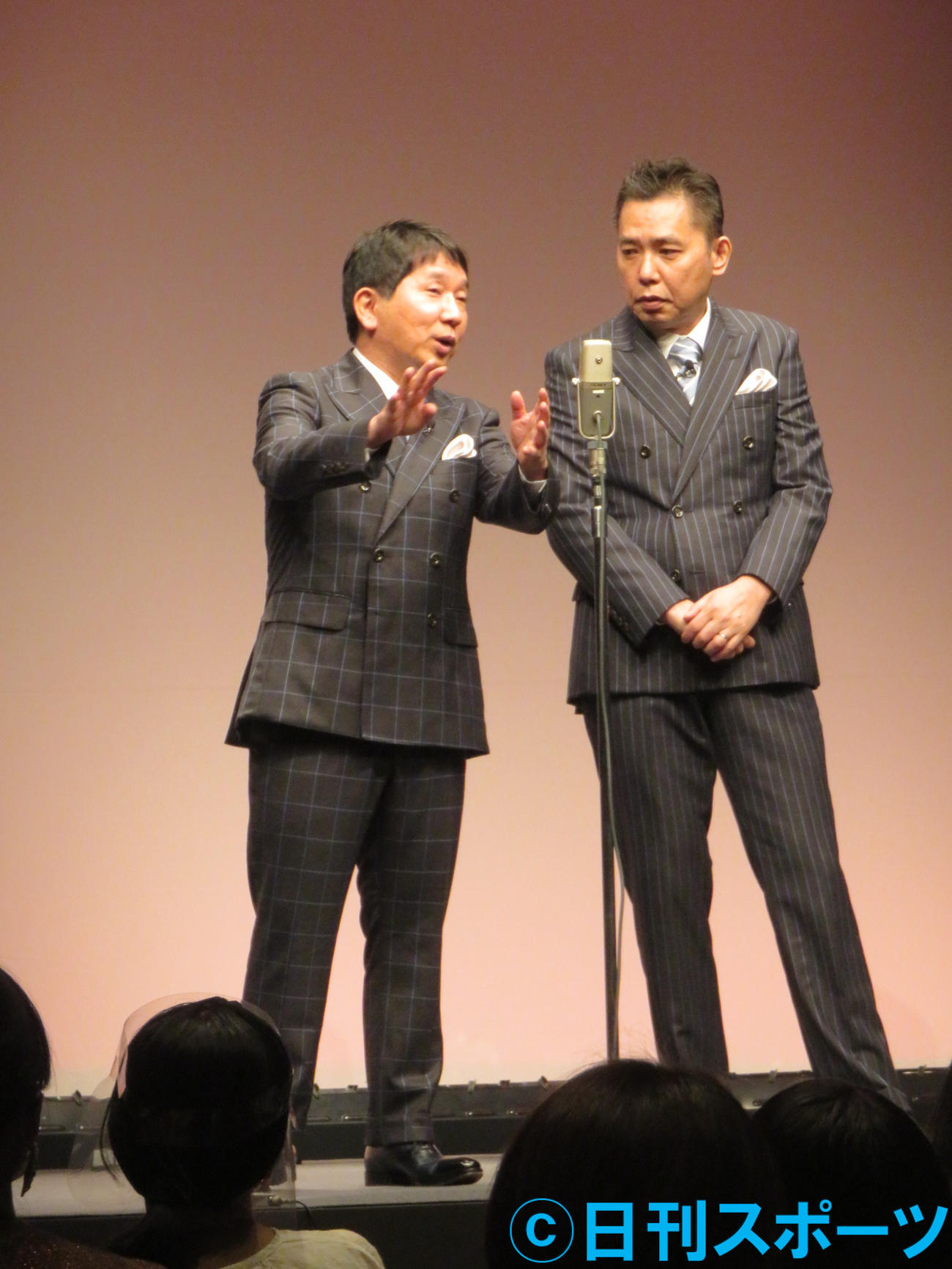 「タイタンライブ」に出演した爆笑問題の田中裕二（左）と太田光