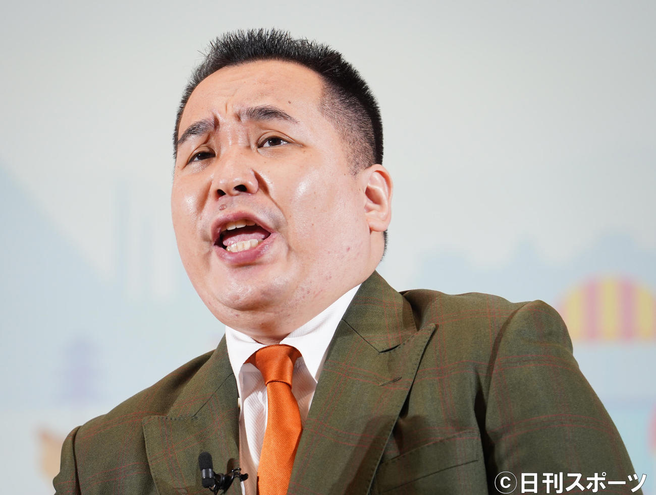 「グローバルフェスタJAPAN2021」で漫才を披露するミルクボーイの内海崇（撮影・佐藤勝亮）