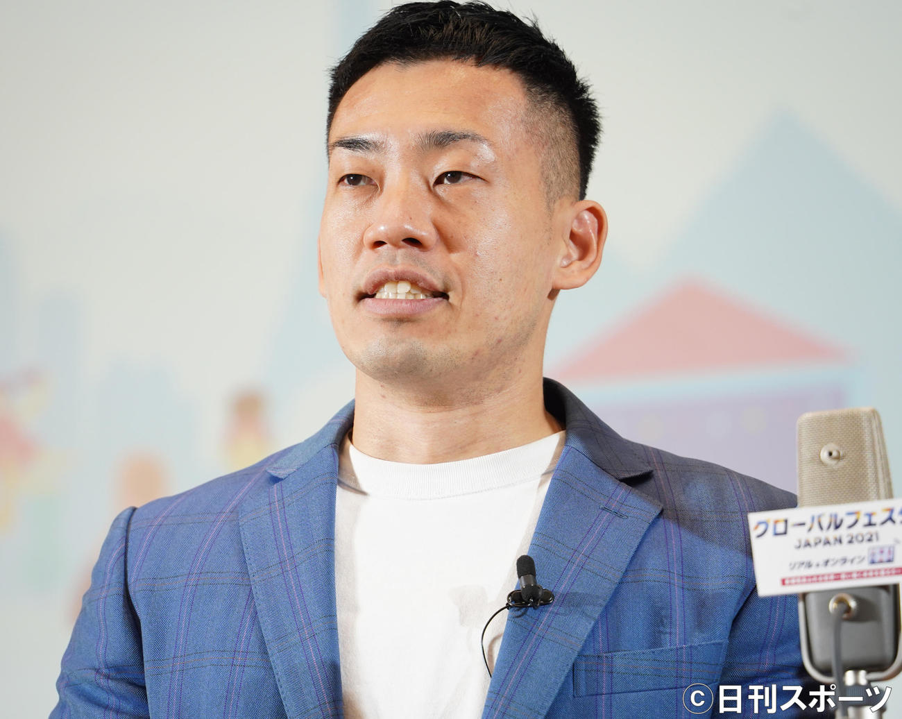 「グローバルフェスタJAPAN2021」で漫才を披露するミルクボーイの駒場孝（撮影・佐藤勝亮）