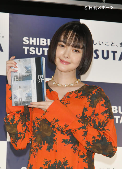 デビュー10周年記念写真集「世界」を発表した玉城ティナ(撮影・酒井清司)