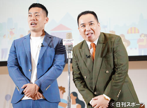 「グローバルフェスタJAPAN2021」で漫才を披露するミルクボーイ(撮影・佐藤勝亮)